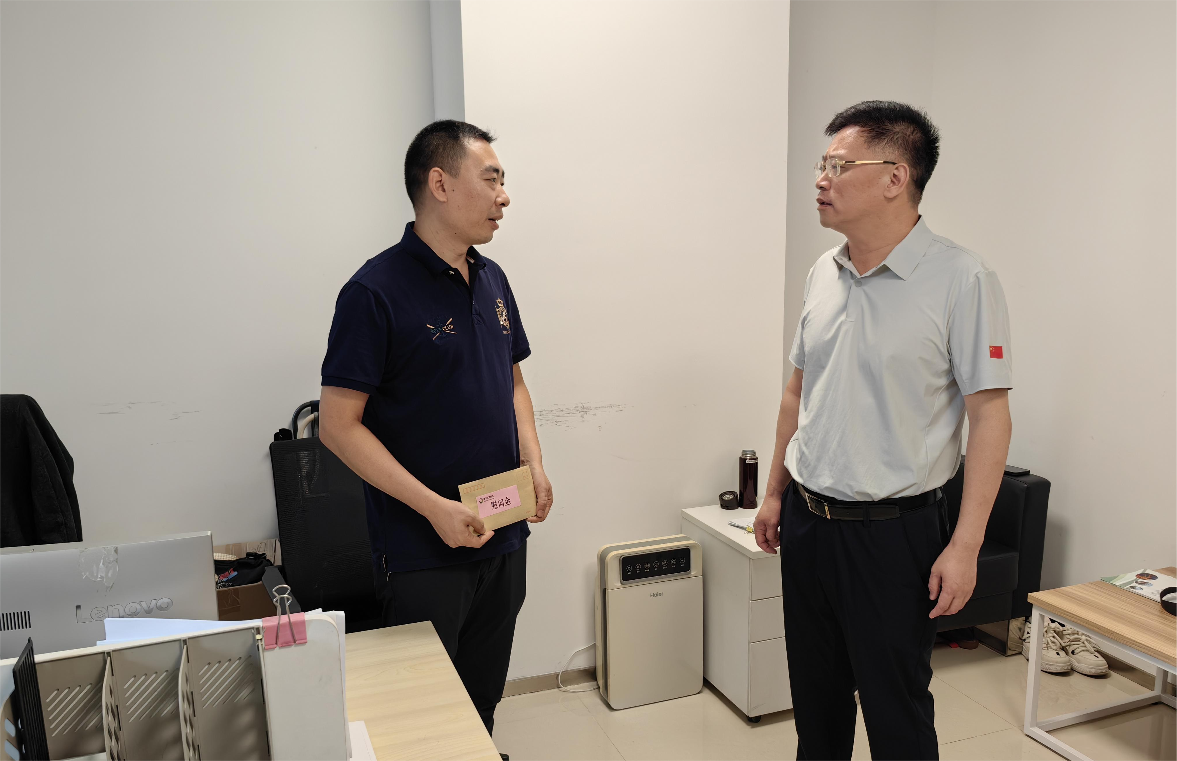湖北文旅集团党委副书记、总经理易三平到湖北国贸集团走访慰问生活困难党员
